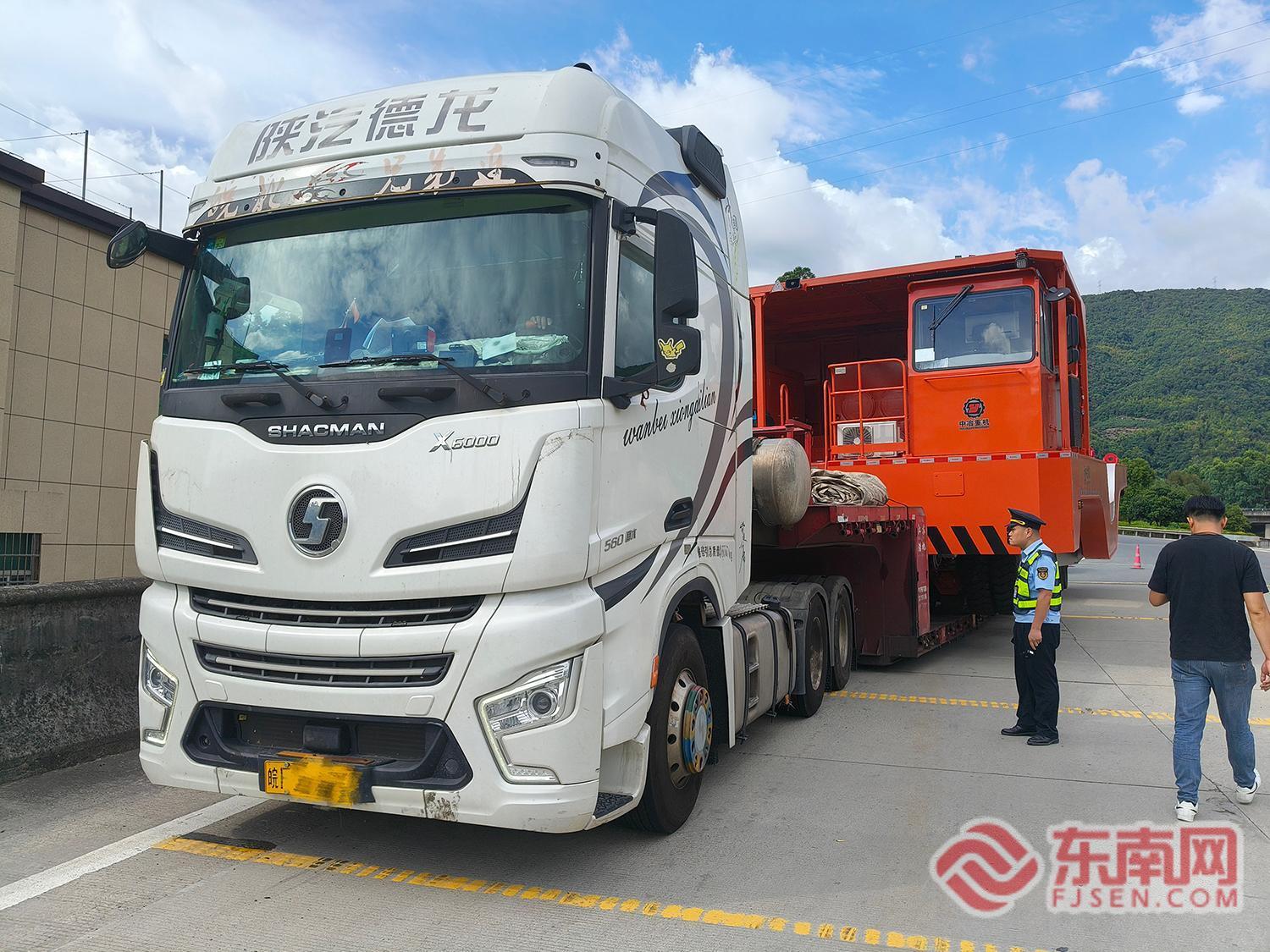 高效解困显担当：宁德高速多部门助力超宽车脱困